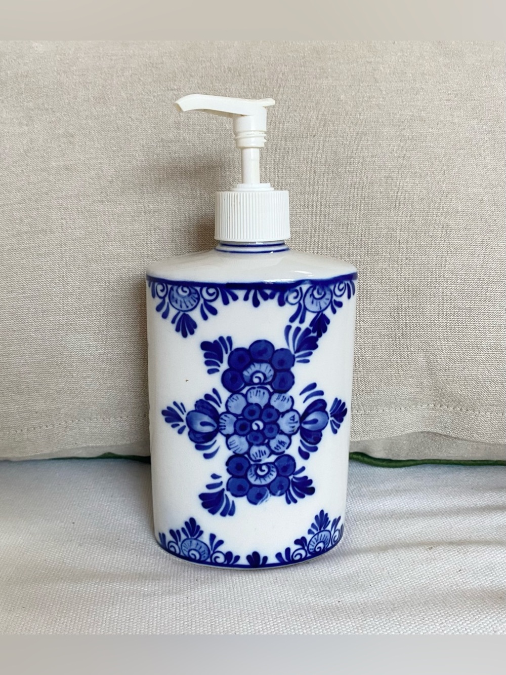 Vtg DAIC Handpainted Delft Blue Flowers Windmill Ceramic Lotion Soap Dispenser